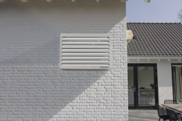 Qventi aluminium omkasting wit voor buitenunit van de airconditioner of warmtepomp bodemplaat voor wand en gevel ophanging sfeerbeeld