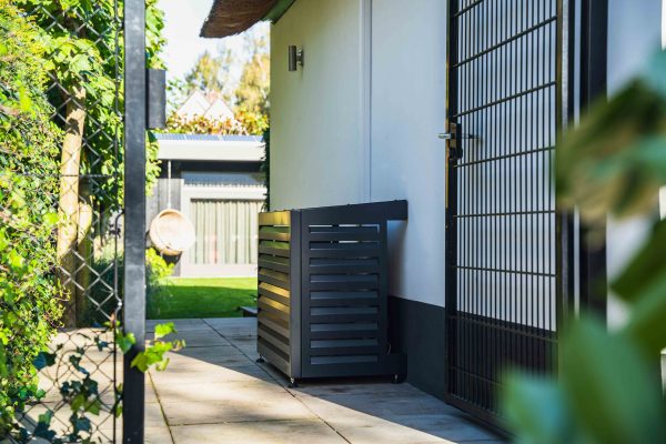 Qventi aluminium omkasting antraciet voor buitenunit van de airconditioner of warmtepomp CAL115BA tegen gevel