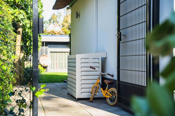 Qventi aluminium cover wit voor buitenunit van de airconditioner of warmtepomp zijkant huis CAL115BW