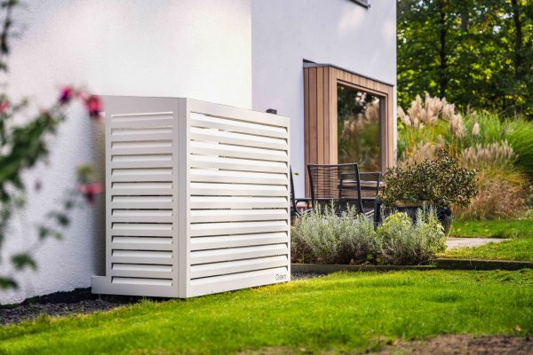 Qventi aluminium cover voor buitenunit van de airconditioner of warmtepomp wit large zijaanzicht sfeerbeeld