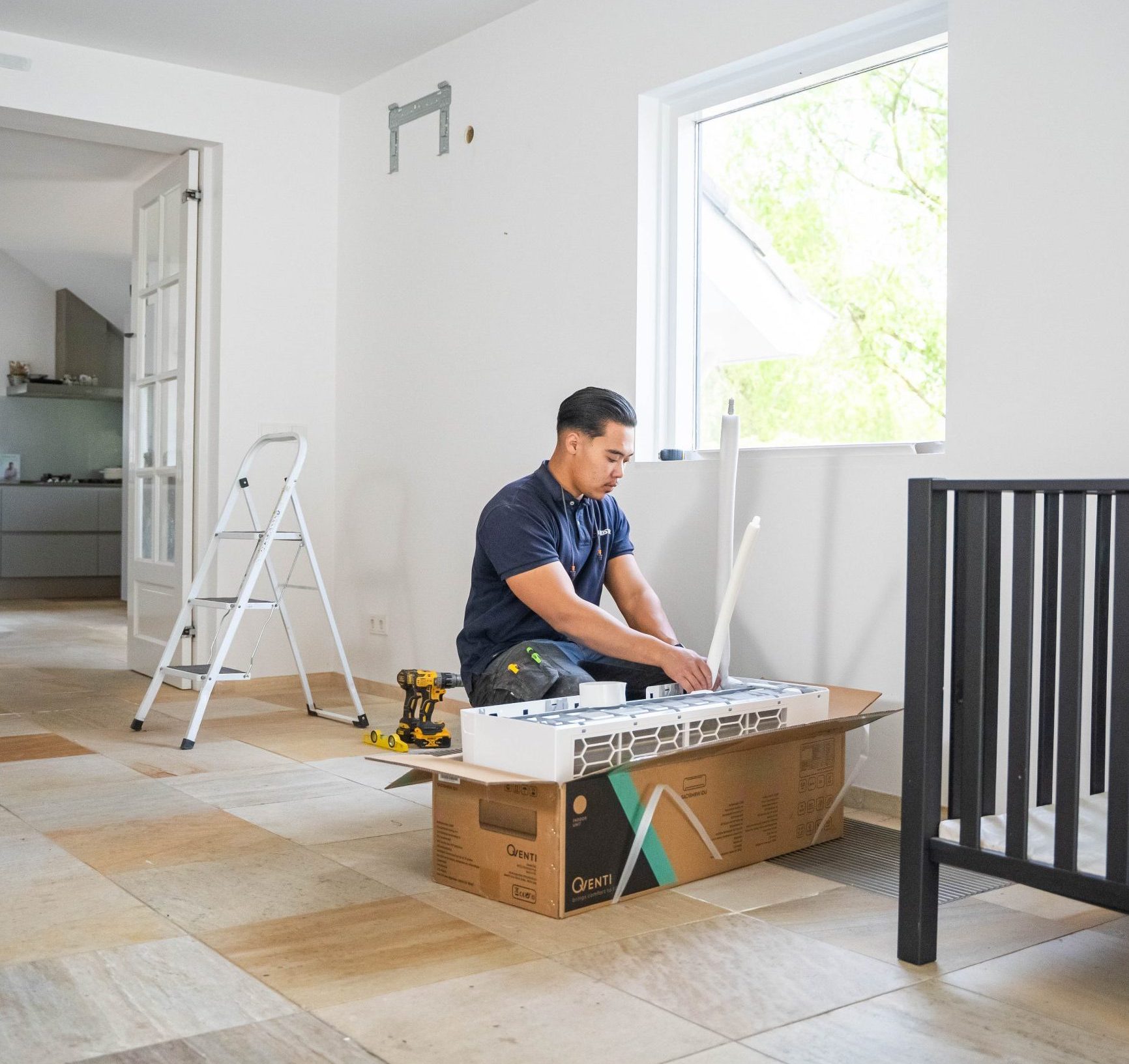 Qventi airconditioning installatie met monteur woonkamer