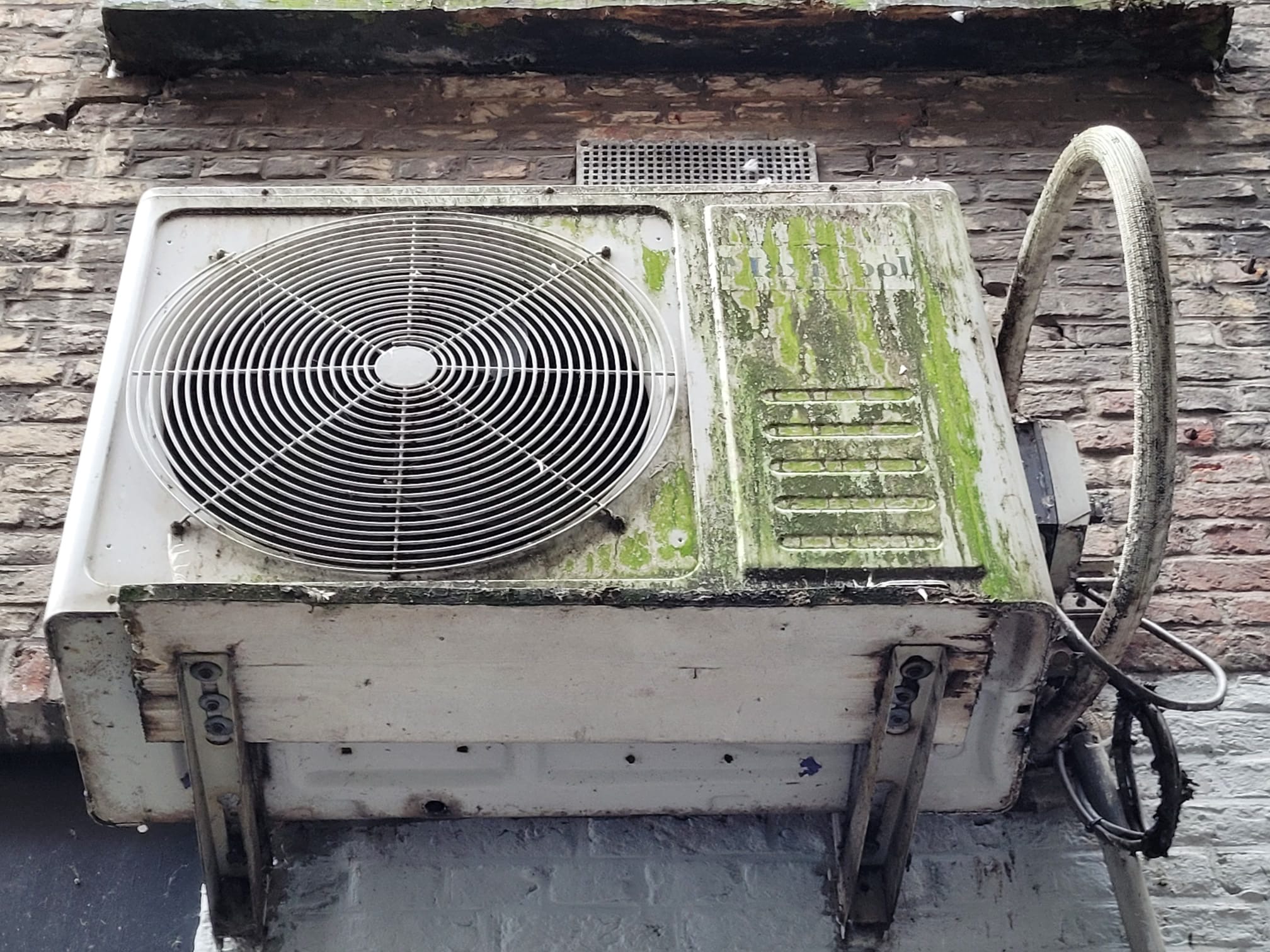 airco buitenunit met aanslag door weersomstandigheden
