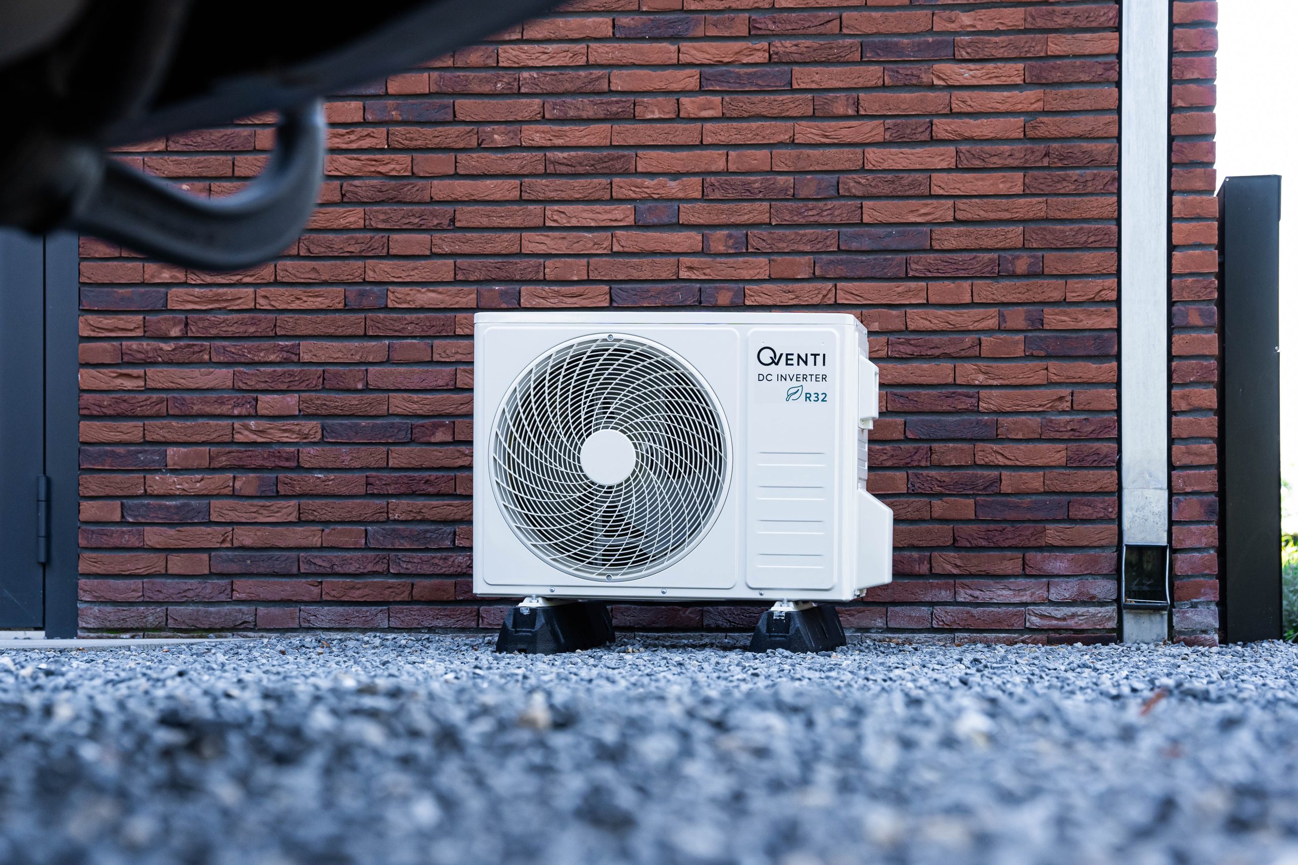 Qventi Rubberen omstelbalken voor een airco buitenunit sfeerbeeld buiten tegen muur