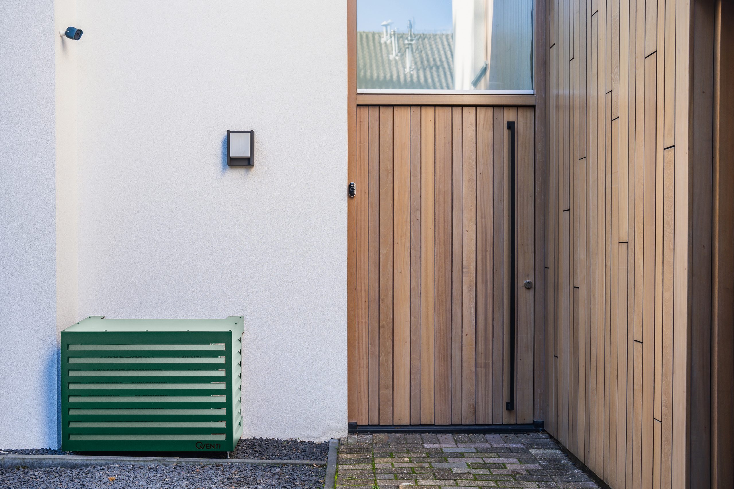 RAL-gecoate Qventi airco omkasting naast zwembad, passend bij de omgeving