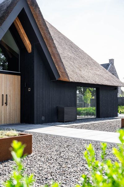 Maatwerk Qventi airco omkasting in strakke RAL-kleur bij woning