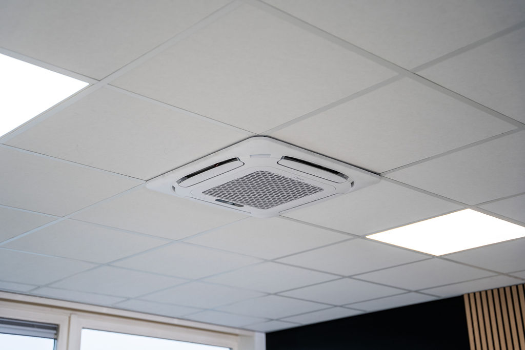 Qventi Matador cassette airconditioner aan systeemplafond kantoorsetting zijaanzicht